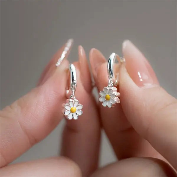 Korea New White Moonlight Cat's Eye Stone Earrings For Women Small Fresh Geometric Eardrop Elegant Ladies Temperament Jewelry