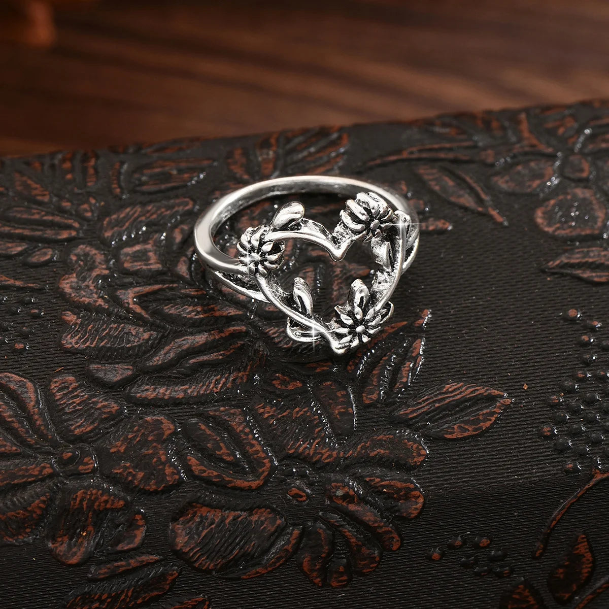 Fashionable Women's Ring, Suitable for Dates, Gatherings, Love Design, and Holiday Gifts for Female Friends Rings for Women
