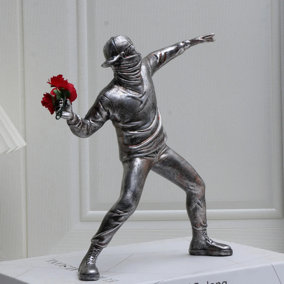 1 pc Resin Banksy Sculptures Flower Thrower Statue Bomber Home Decoration Desk Accessories Collectible Figurine Decorative Inter