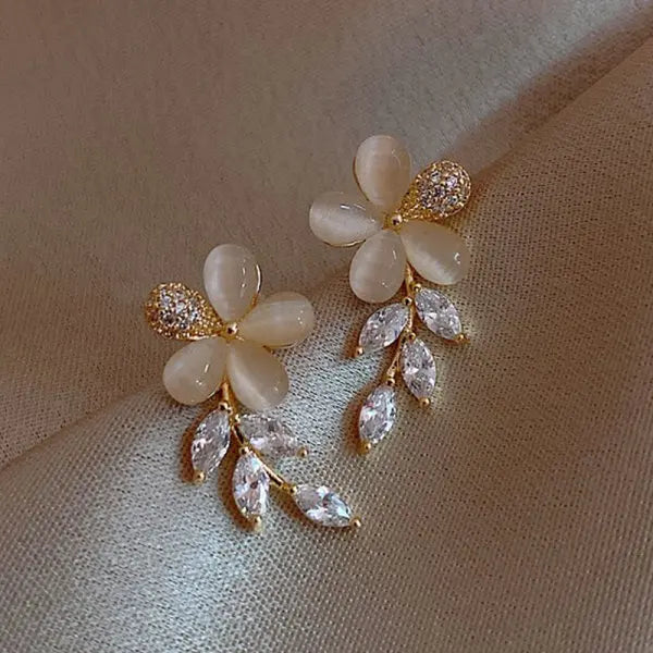 Korea New White Moonlight Cat's Eye Stone Earrings For Women Small Fresh Geometric Eardrop Elegant Ladies Temperament Jewelry