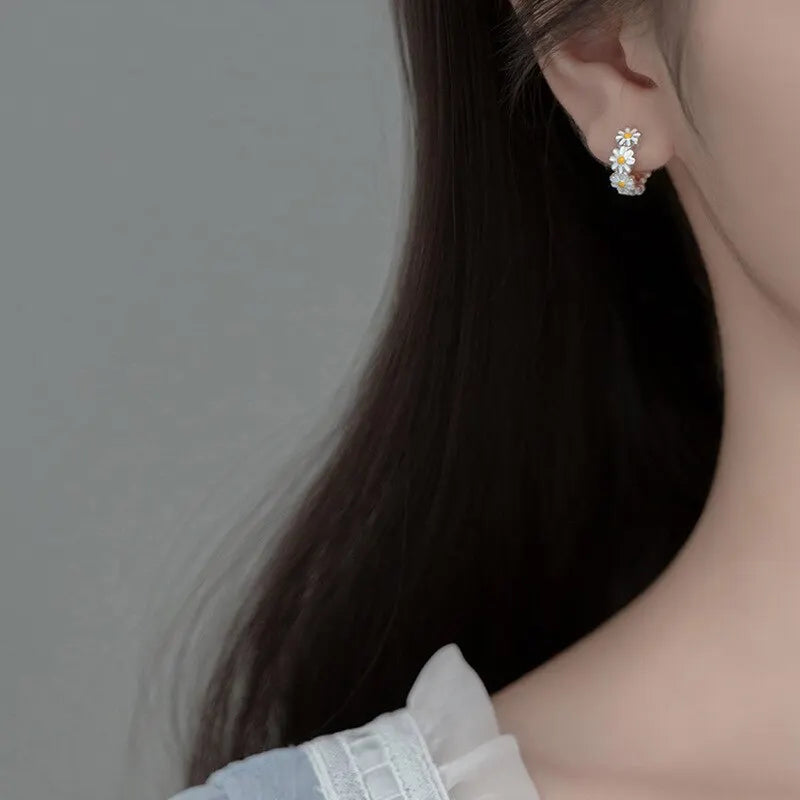 Sweet Daisy Flower Hoop Earrings For Women 2023 New Fashion Round Earrings For Wedding Party Korean Temperament Ear Jewelry