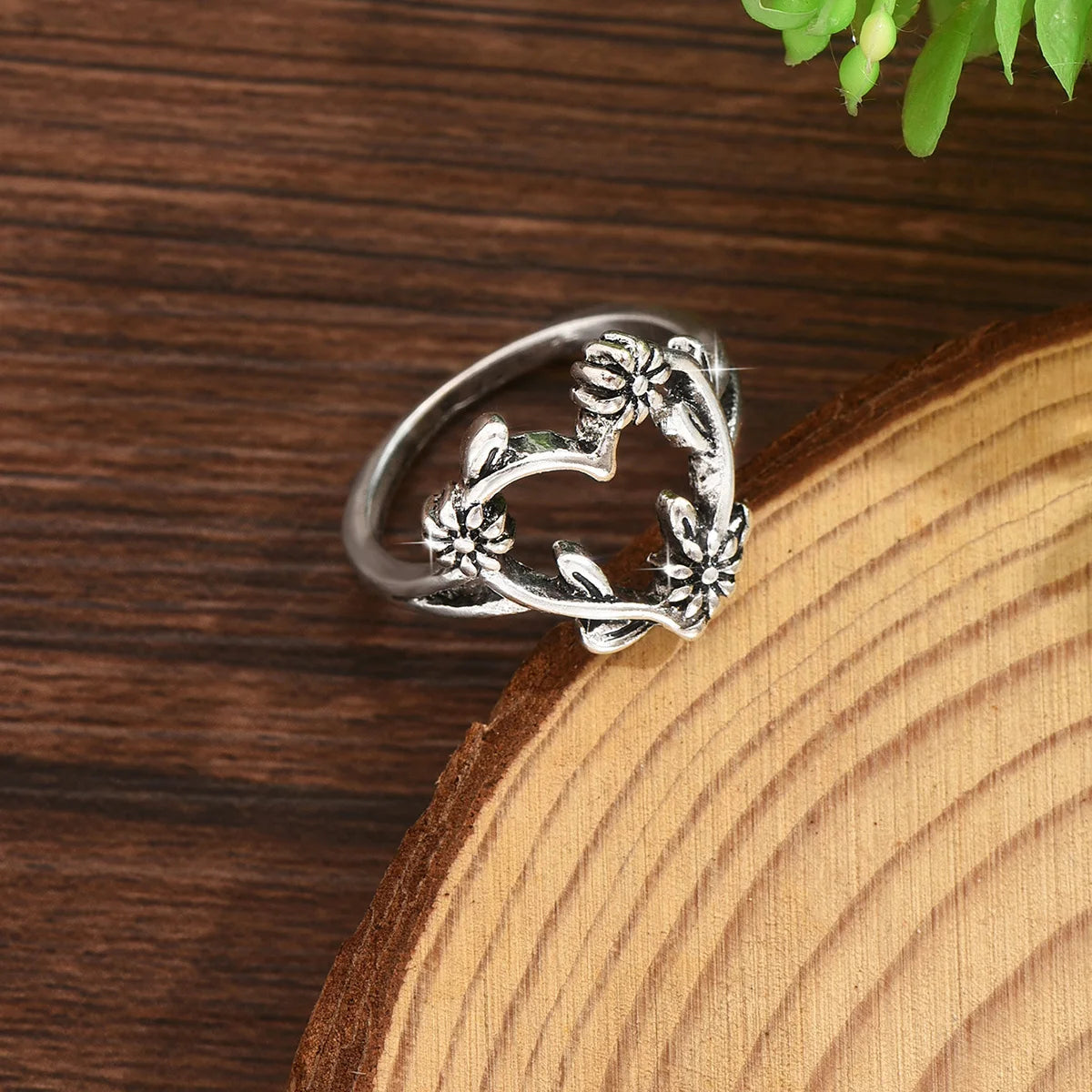 Fashionable Women's Ring, Suitable for Dates, Gatherings, Love Design, and Holiday Gifts for Female Friends Rings for Women