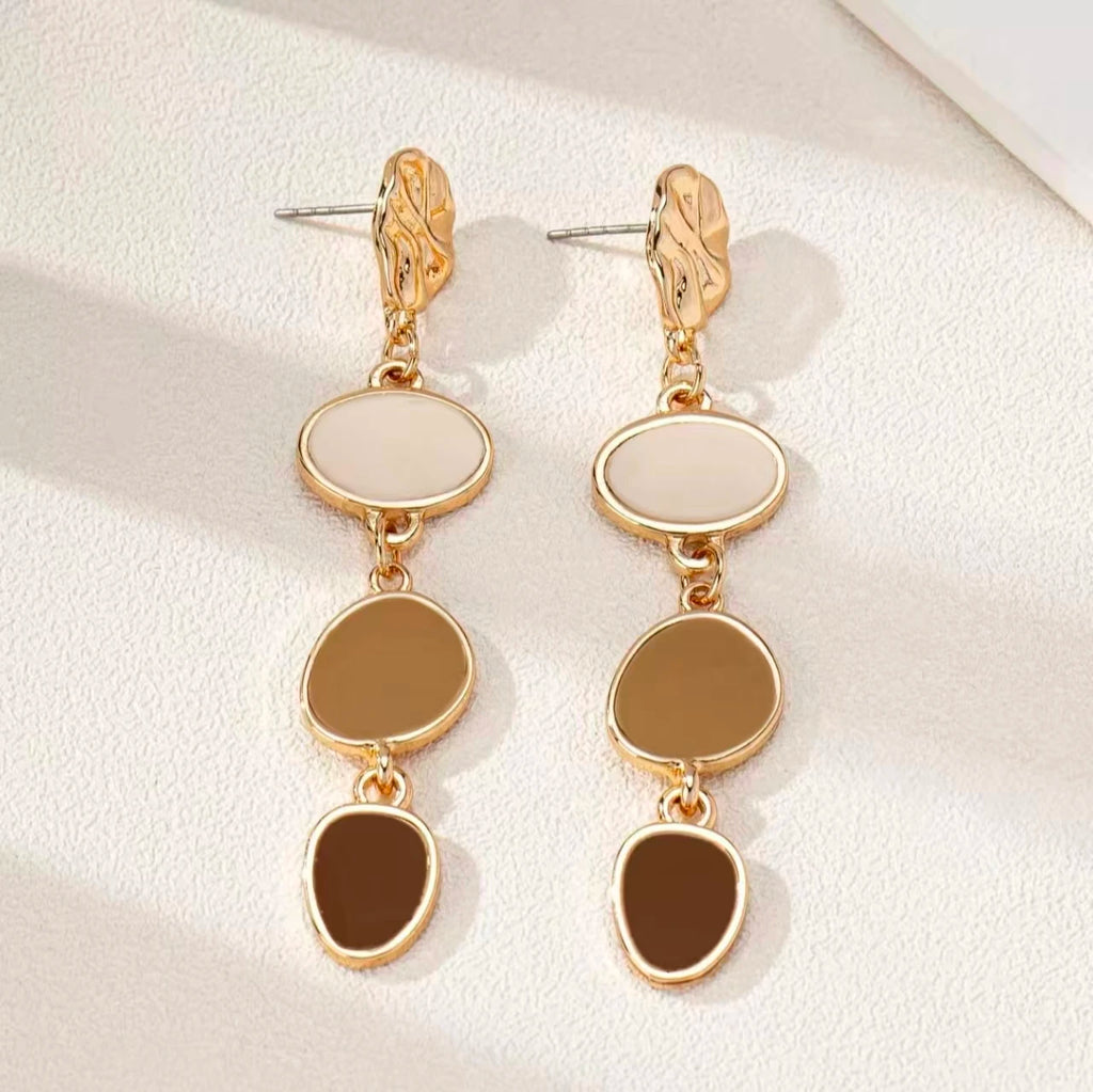 A Pair of Trendy Casual Fashion Oil-Drip Elegant and Versatile Women's Earrings